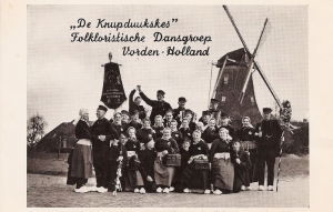 A03 De Knupduukskes Folkloristische Dansgroep Vorden Holland 3